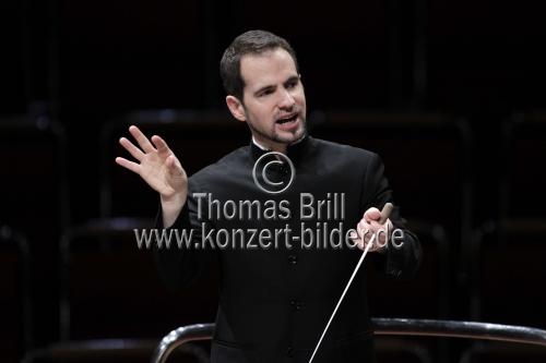 Amerikanischer Dirigent Jonathan Stockhammer leitet das WDR Sinfonieorchester Köln in Begleitung des österreichischen Multiperkussionisten Martin Grubinger und der lettischen Organistin Iveta Apkalna in der Philharmonie Köln (&copy; Thomas Brill)